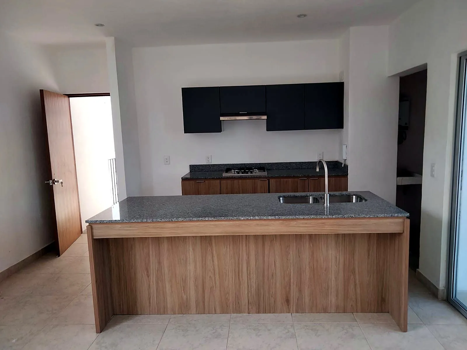 Cocina integral en gris y madera diseñada y montada por Monarca