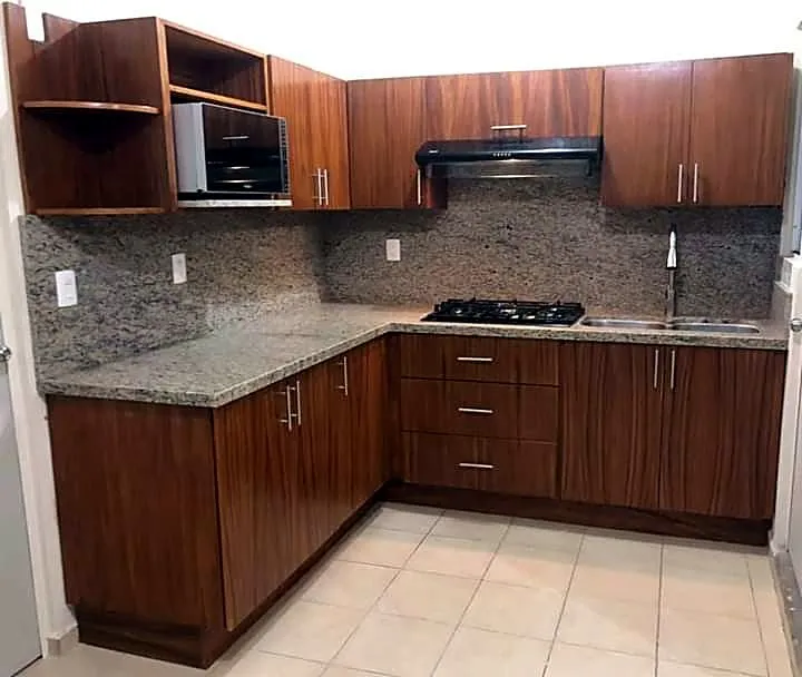 Cocina en l con cubierta de granito