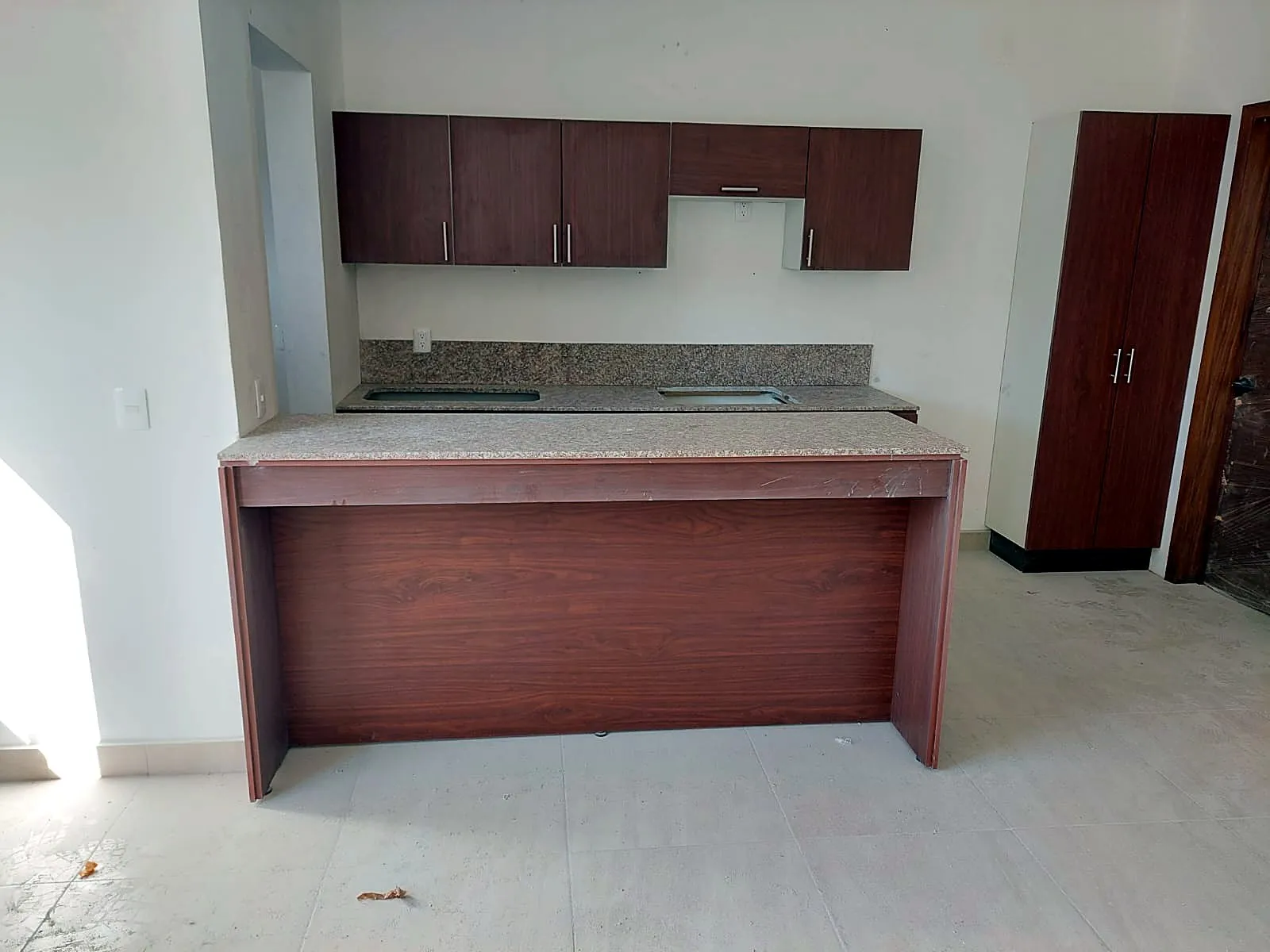 Cocina con barra y cubierta de granito